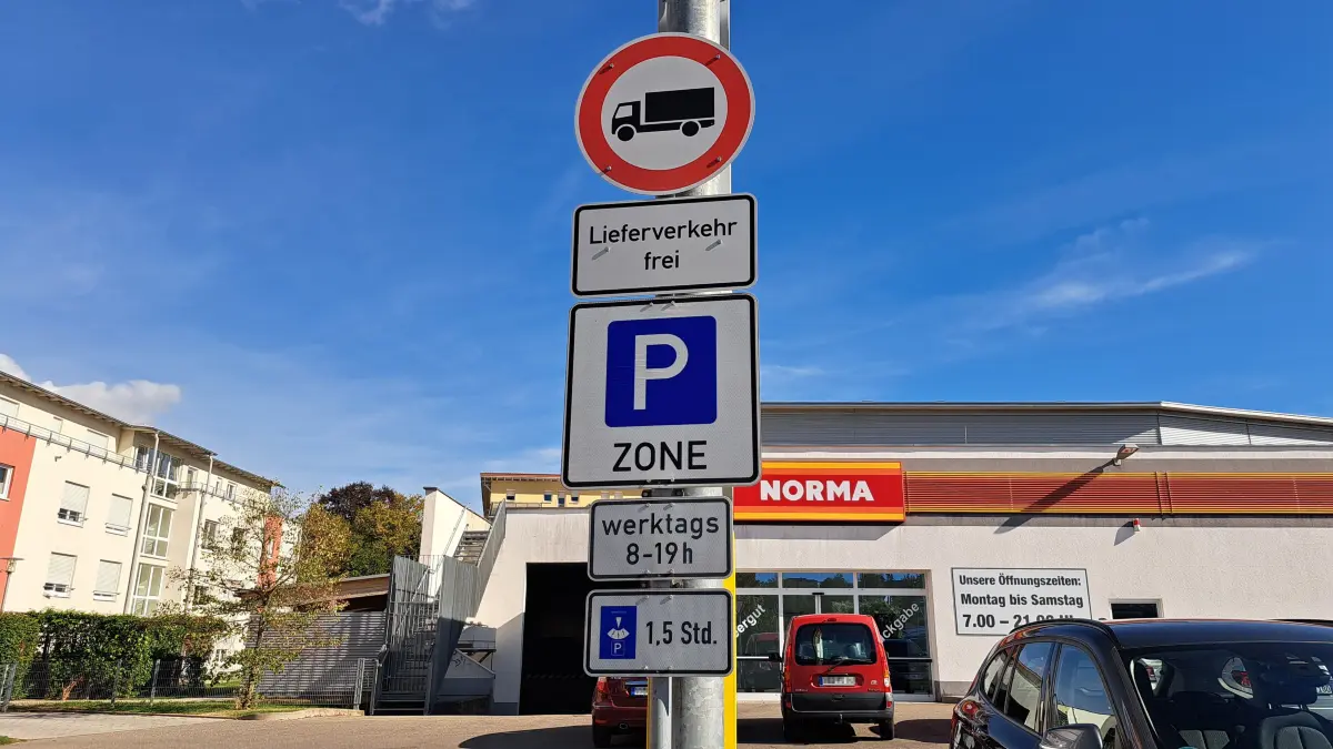 An der Einfahrt vom Bahnhof aus kommend weist ein Schild auf die Parkscheibenpflicht hin.
