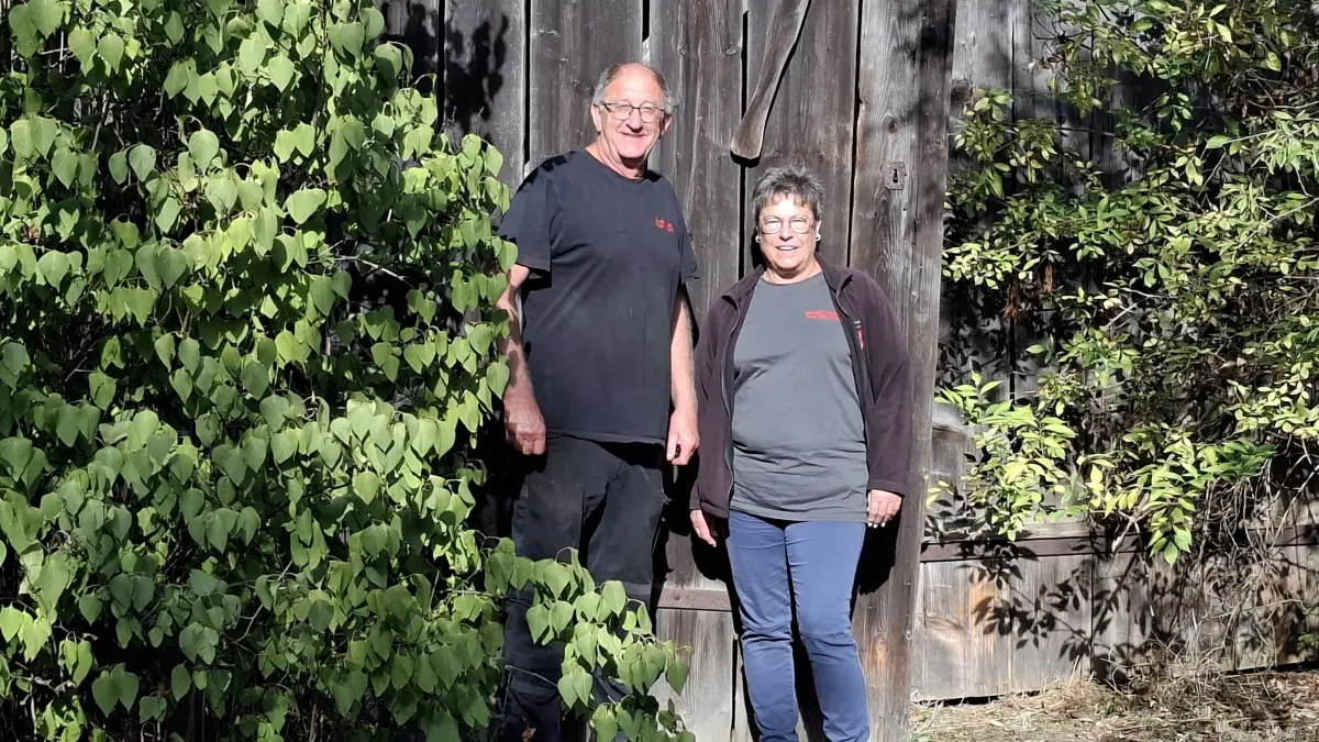 Das Ehepaar Reiner und Dagmar Kimmich vor dem alten baufälligen Schuppen.