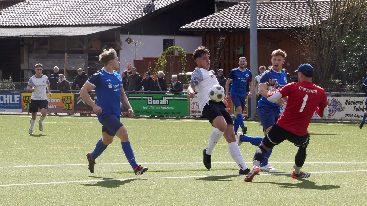 Tim Fleing (weißes Trikot) will mit dem SV Oberwolfach II auch im Derby enbesiegt bleiben.