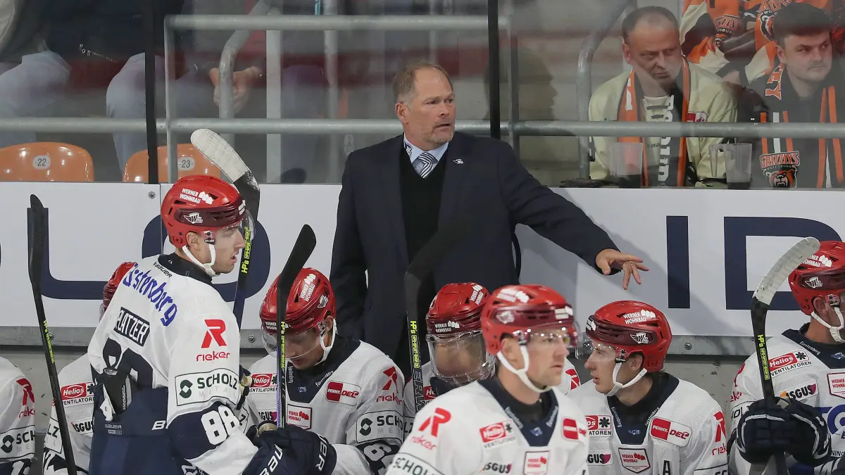 Coach Steve Walker Schwenninger Wild Wings Eishockey, DEL, Penny DEL, Herren, Maenner, Saison 2026 2027 Grizzlys Wolfsburg gegen Schwenninger Wild Wings *** Coach Steve Walker, Schwenninger Wild Wings Ice Hockey, DEL, Penny DEL, Men s, 20262027 Season: Grizzlys Wolfsburg vs. Schwenninger Wild Wings