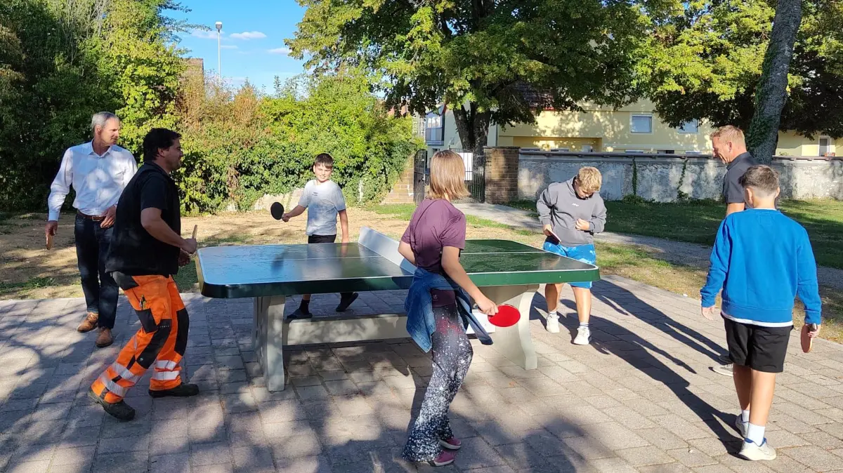 Beim Rundlauf an der neuen Tischtennisplatte sind alle mit dabei.