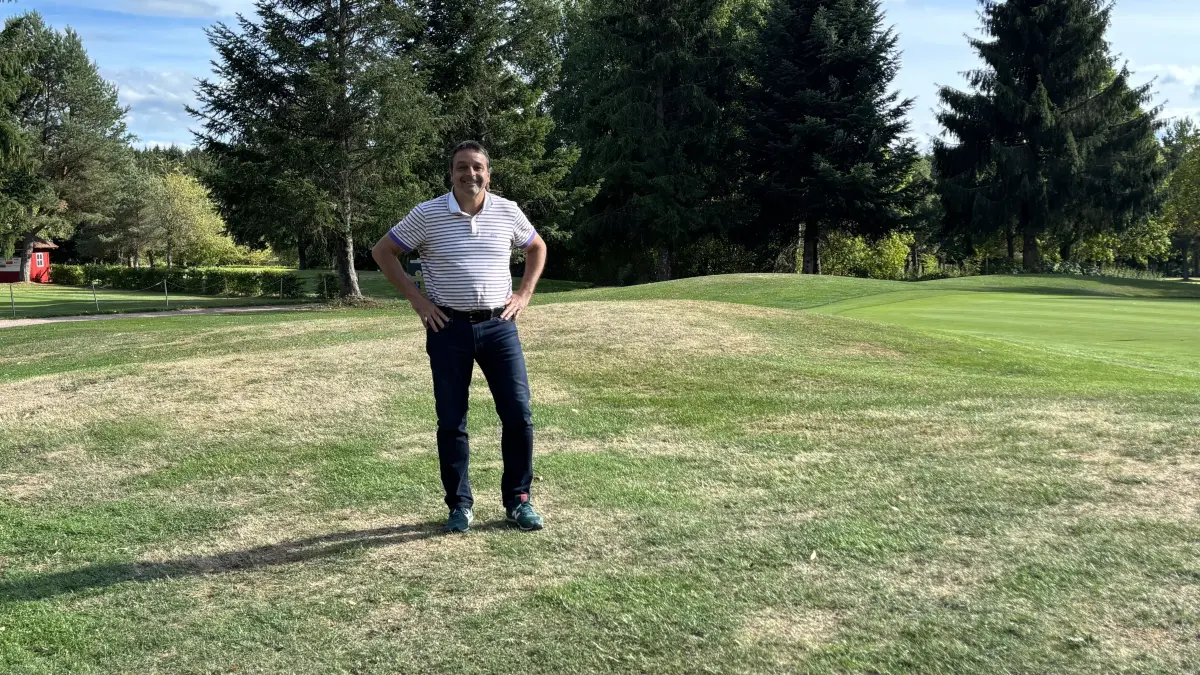 Der technische Leiter des Golfplatzes in Königsfeld, David Dominguerz, erklärt, wie der Golfplatz bewässert wird.
