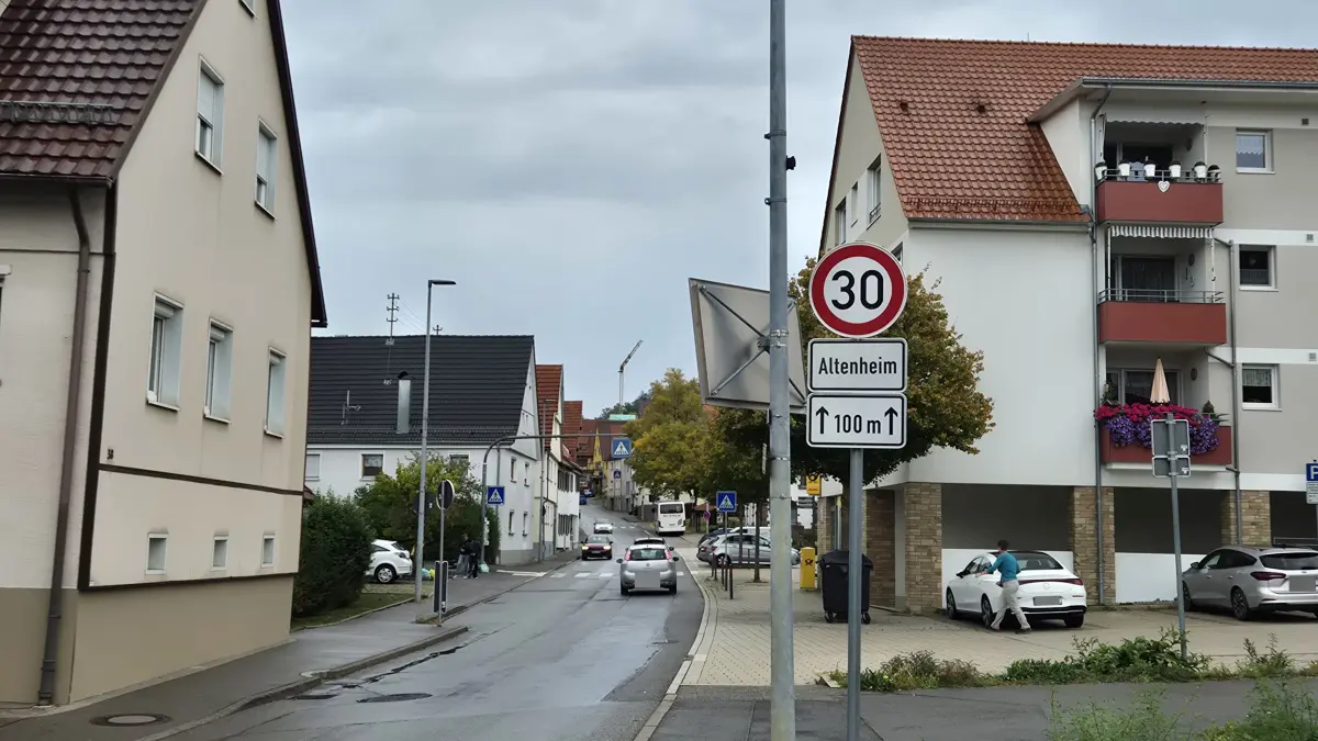 Der Lärmaktionsplan soll für die Ortsdurchfahrten in Althengstett einheitlich Tempo 30 bringen und den Flickenteppich aus Teilstrecken wie hier beinm Seniorenheim oder zeitlichen Begrenzungen beenden.