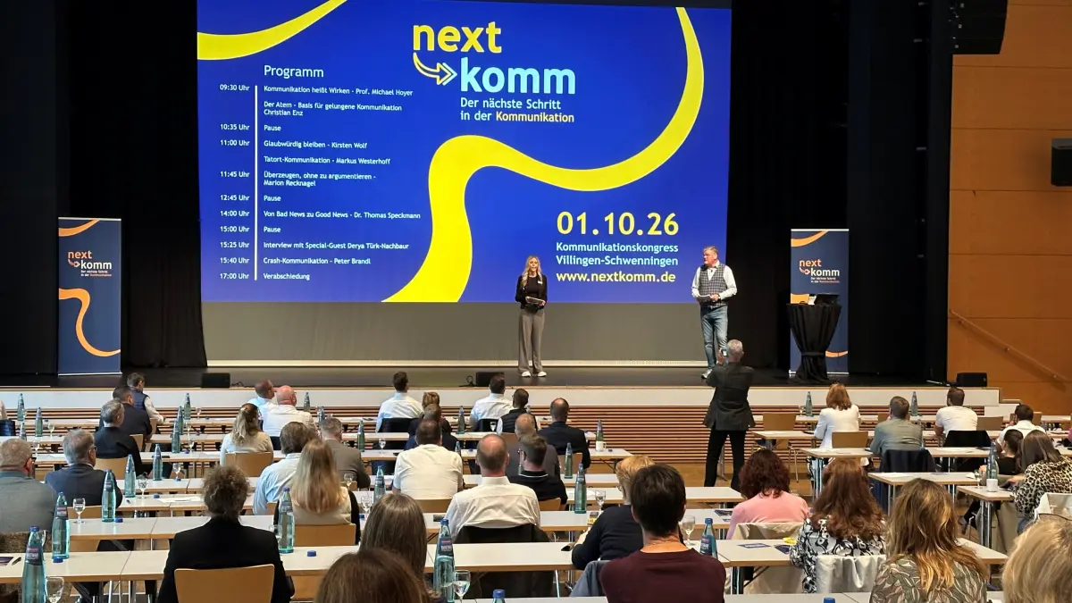 Bürotische statt Stuhlreihen. Für den nextkomm wird die Neue Tonhalle zum Kongresszentrum, wo fleißig dazugelernt wird.