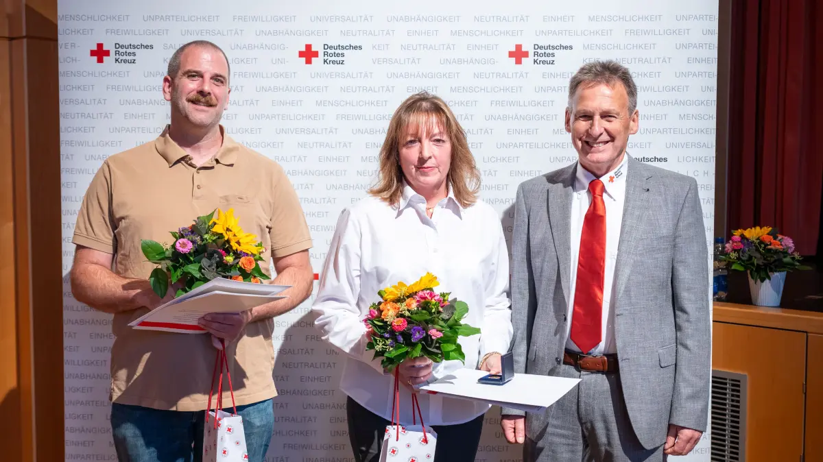 Auf dem Gruppenbild zu sehen sind (von links) Thorsten Schmid und Daniela Wurster, die mit dem DRK-Abzeichen in Gold ausgezeichnet wurden, sowie Präsident Walter Beuerle.