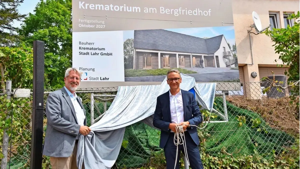 Anfang Juni eröffneten Baubürgermeister Tilman Petters (links) und OB Markus Ibert den Bau des neuen Krematoriums am Bergfriedhof. Jetzt wurde gerichtlich entschieden, dass das Projekt weitergeführt werden darf.