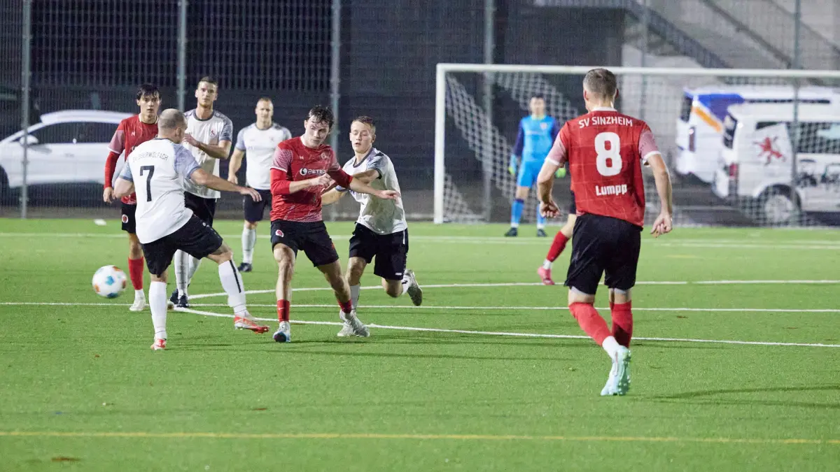 Ob sich der SV Oberwolfach (weiße Trikots) und der SV Sinzheim wieder auf Augenhöhe begegnen?