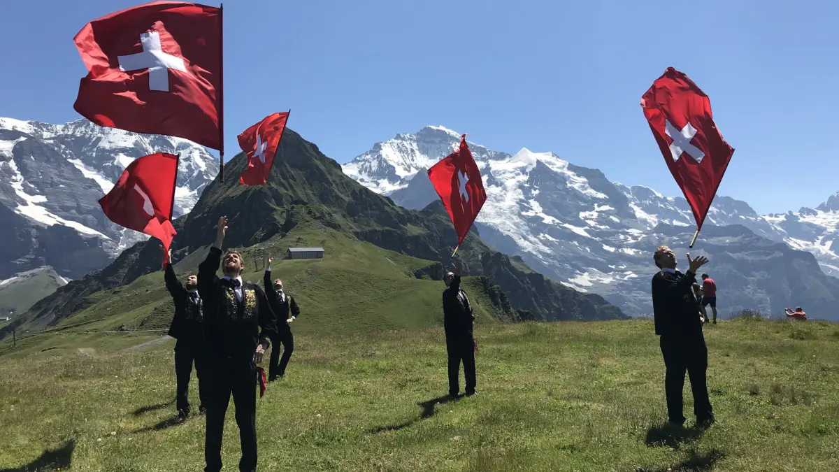 Die Fahnenschwinger der Trachtengruppe Buochs in Aktion.