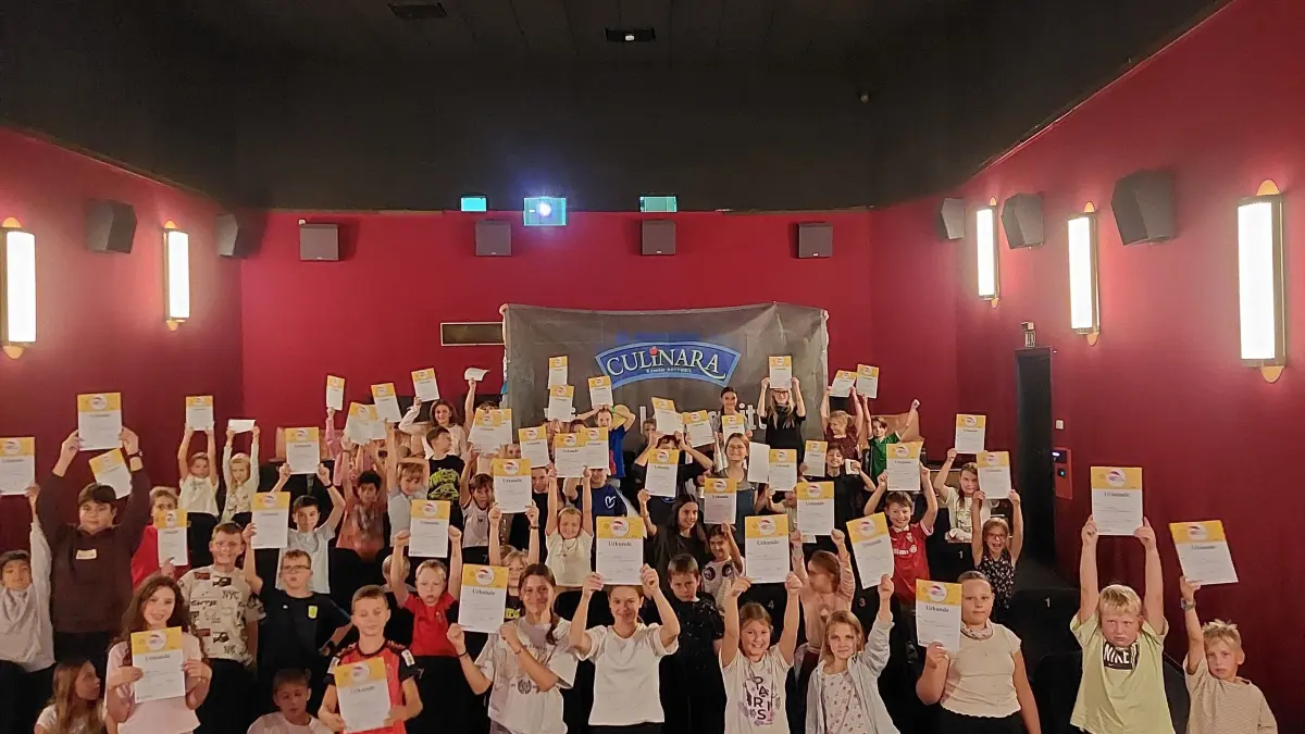 Stolz präsentieren die Kinder und Jugendlichen ihre Urkunden im Central Kino Rottweil.
