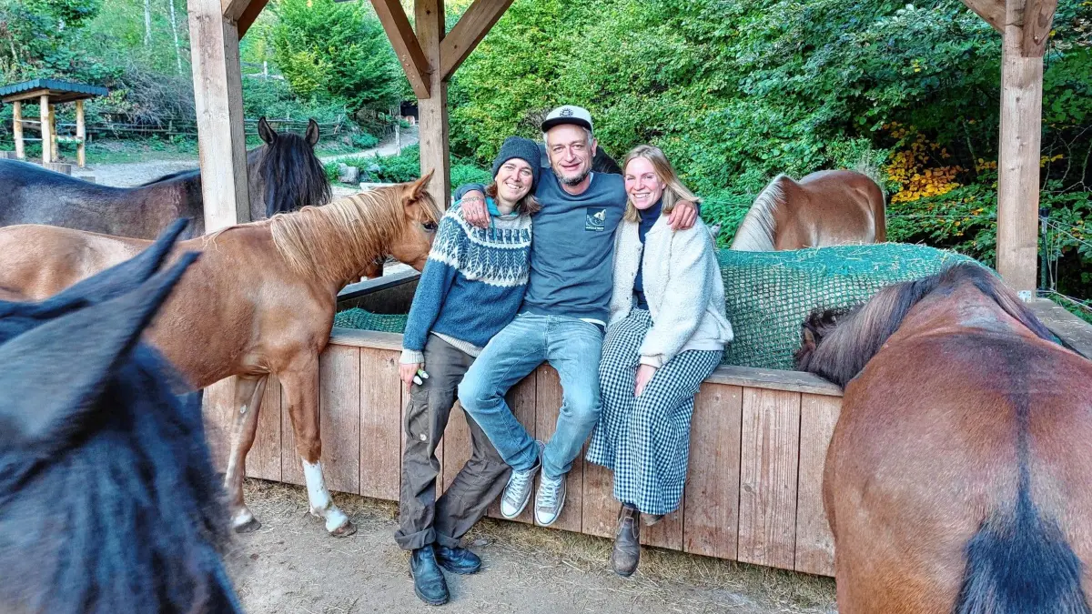 Im Pferdeglück: Reitlehrerin Franca Kersting (von links), Eric Meier und Desiree Fahrner freuen sich über die große Resonanz.