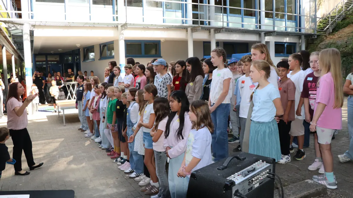 Chorgesang zur Begrüßung der neuen Fünftklässler an der Christiane-Herzog-Realschule Nagold.