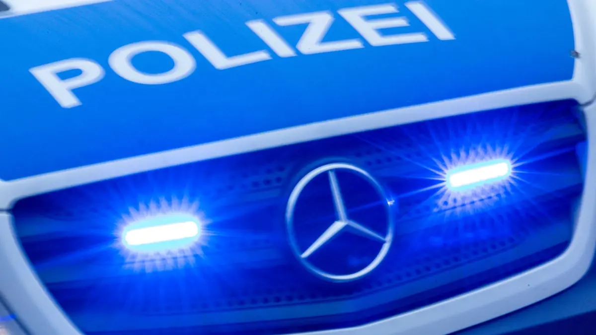 Polizei: Ein Einsatzfahrzeug der Polizei fährt mit Blaulicht. (zu dpa: «Weniger Diebstähle auf Baustellen im Nordosten»)