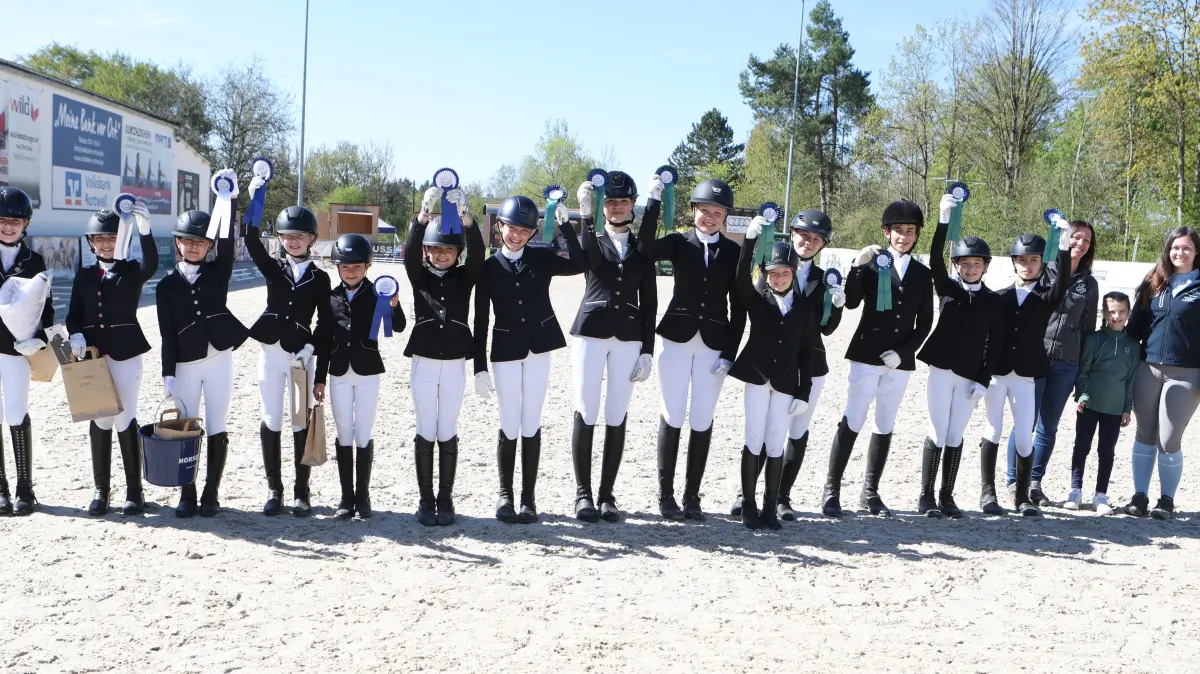 Vor allem der Nachwuchs wird am Wochenende bei den Reitertagen des RFV Rottweil wieder um Siegerschleifen reiten, ganz rechts Karin Hirt vom Vorstandsteam des Reitvereins.