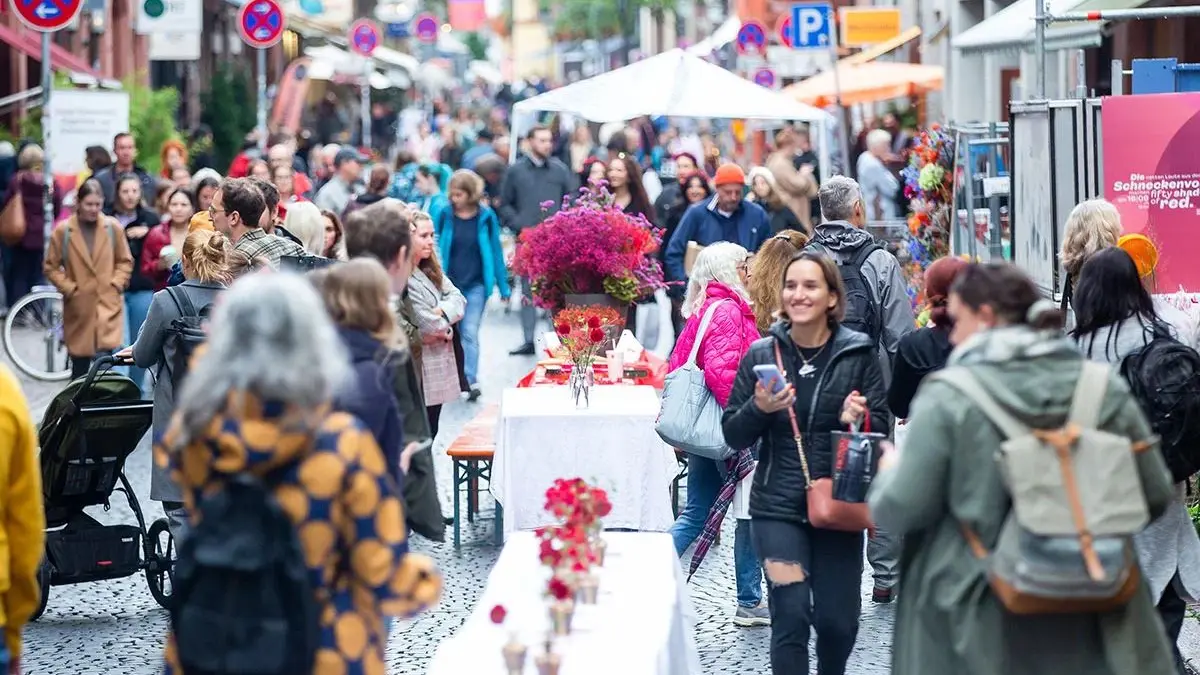 Die Gerberau verwandelt sich in einen Flohmarkt.