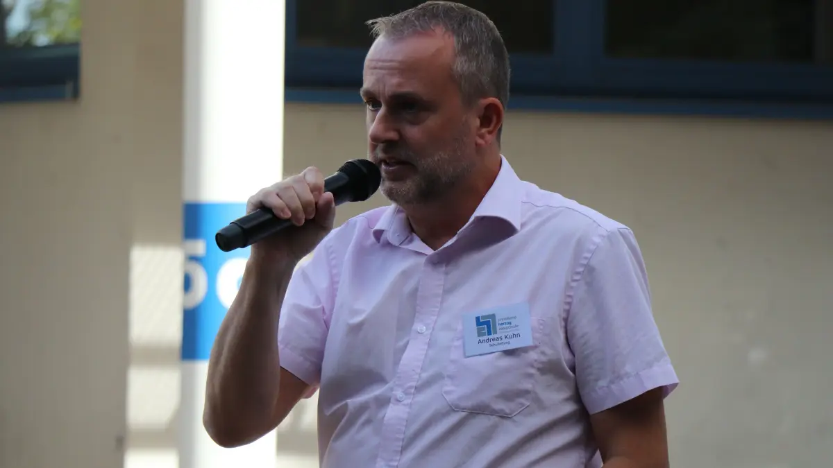 Andreas Kuhn, Schulleiter der Christiane-Herzog-Realschule, heißt die Neuankömmlinge willkommen.