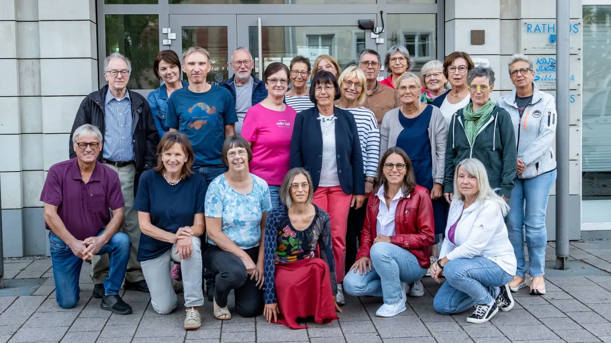 Die Singing Voices vor ihrem großen Auftritt mit ihrem Chorleiter Helmut Cromm (zweiter von links) vor dem Hüfinger Rathaus.