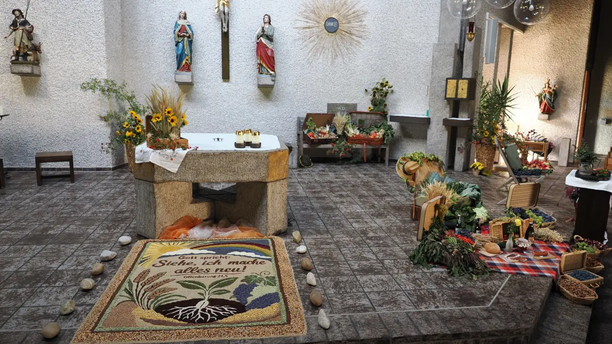 Der Erntedankaltar in der Bösinger Pfarrkirche ist Jahr für Jahr ein Augenschmaus.