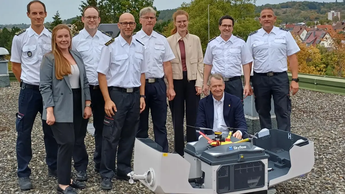 Die Verantwortlichen des Projekts präsentieren eine der vier Drohnen.