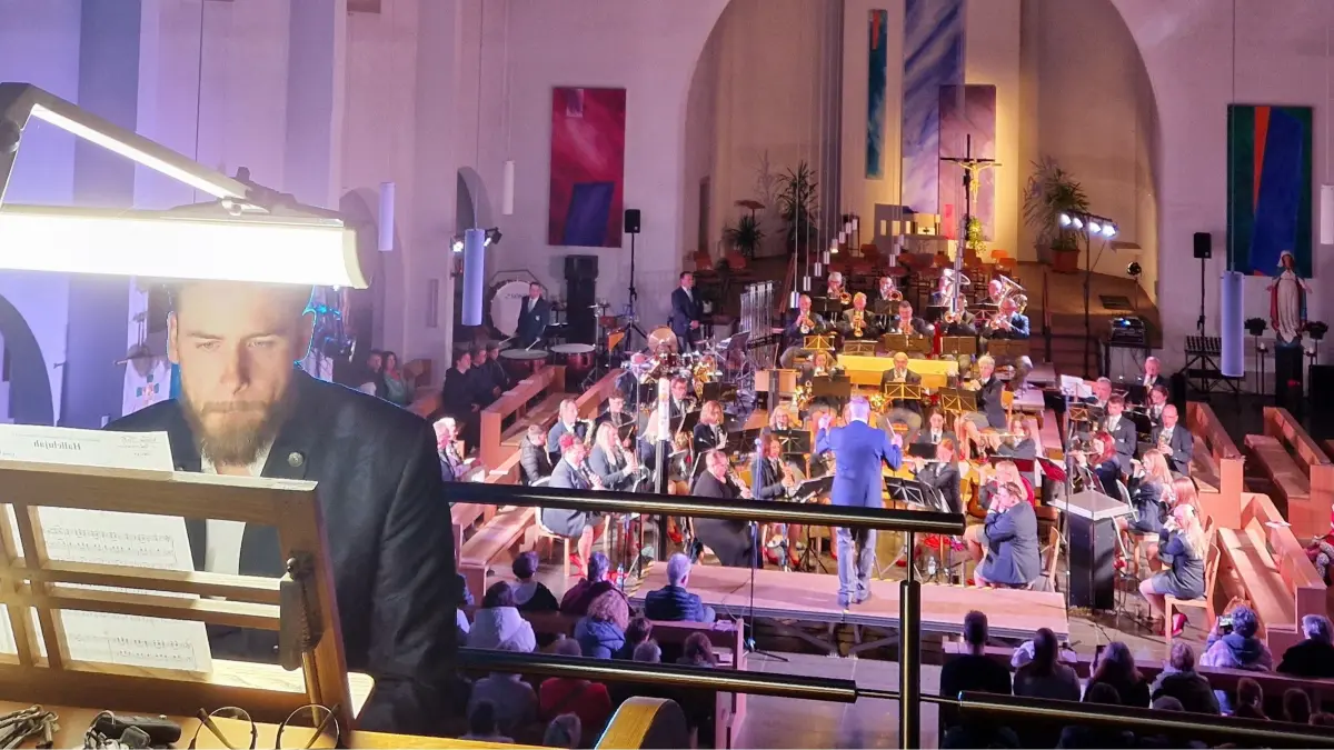 Beim Kirchenkonzert 2024 überzeugt Solist Michael Vonnier mit seinem imposanten Orgelspiel.