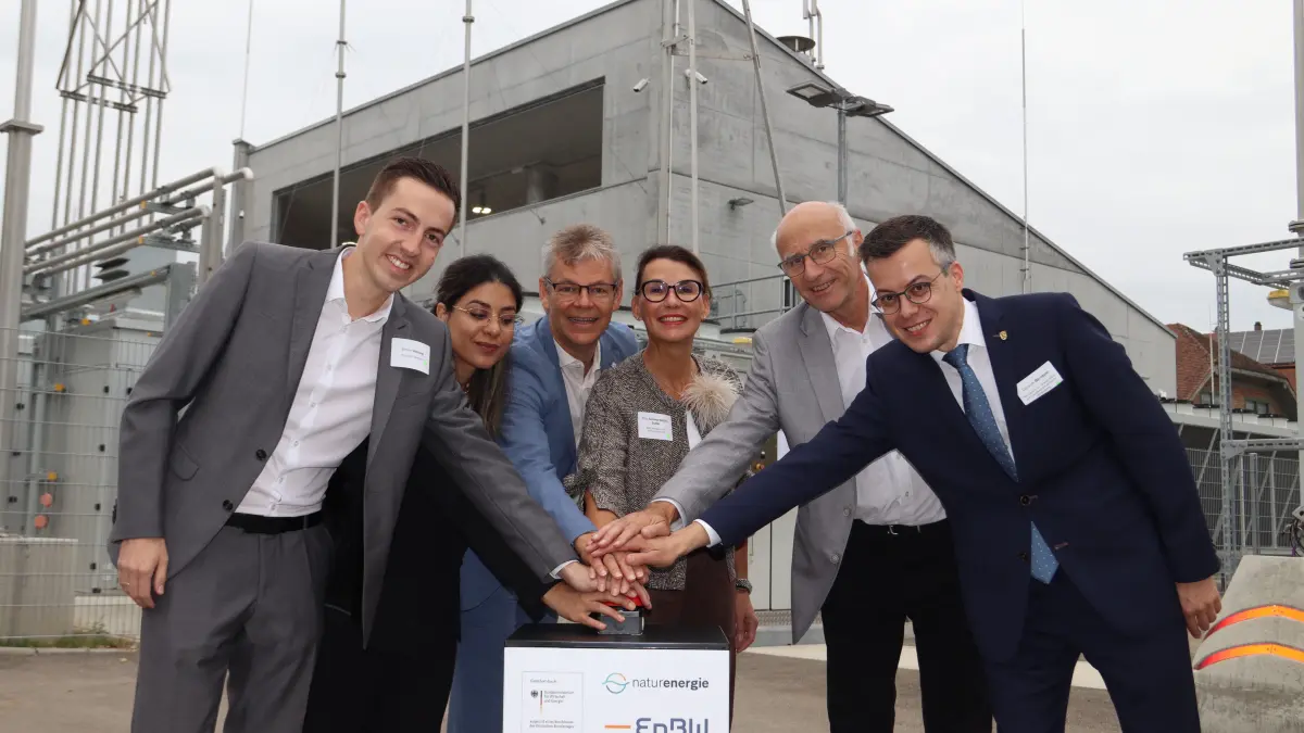 Geben per Knopfdruck den Start frei an der H2-Anlage (von links): Landtagsabgeordneter Simon Herzog, Projektleiterin Reihaneh Zohourian, Klaus Müller (Naturenergie), Bundestagsabgeordnete Rita Schwarzelühr-Sutter, EnBW-Forschungsleiter WolframMünch und Dominik Bernauer (Abteilungsleiter Energiewirtschaft, Land Baden-Württemberg).