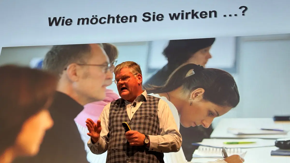 Michael Hoyer lädt zur Reflektion ein. "Wie möchten Sie wirken?", fragt er die Kongressteilnehmer im Zuge einer Veranstaltung, von der die Teilnehmer ganz praktische Tipps mitnehmen können.