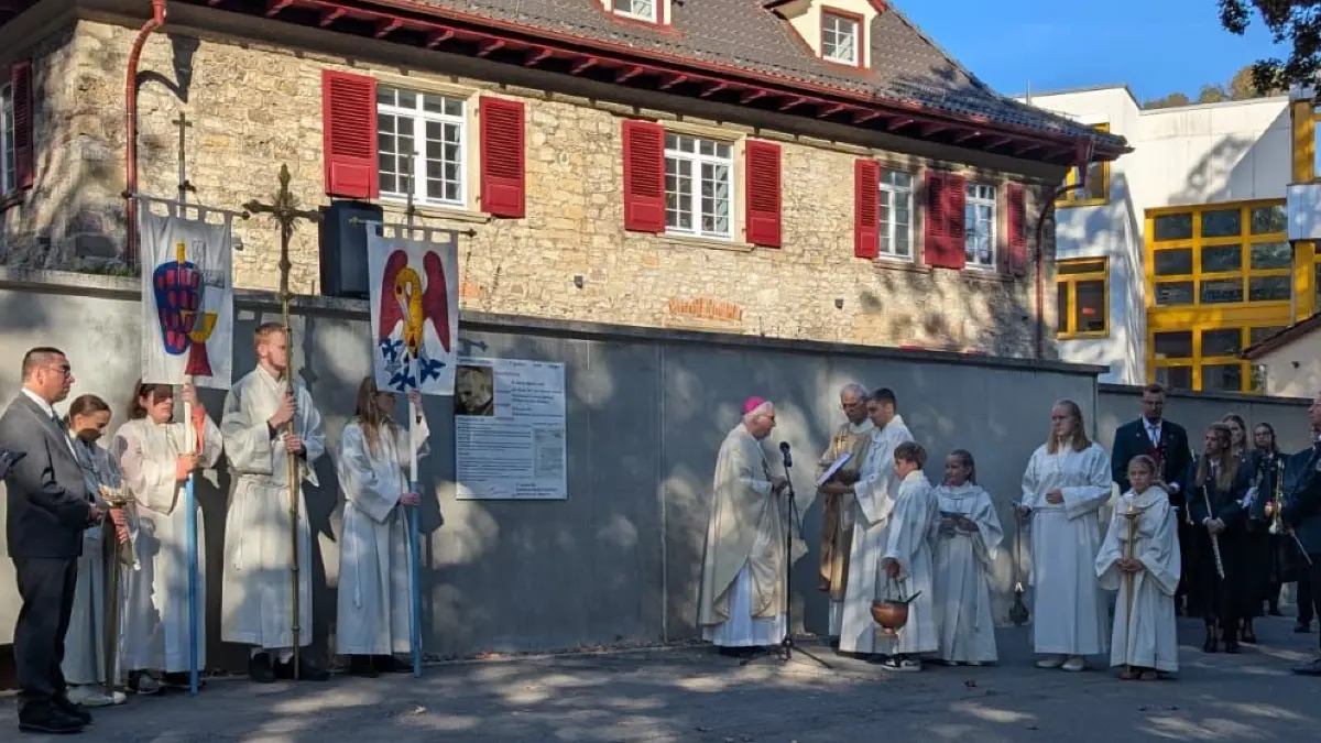 Der emeritierte Bischof der Diözese Rottenburg-Stuttgart, Gebhard Fürst, segnete die Gedenktafel am Stadtgarten.