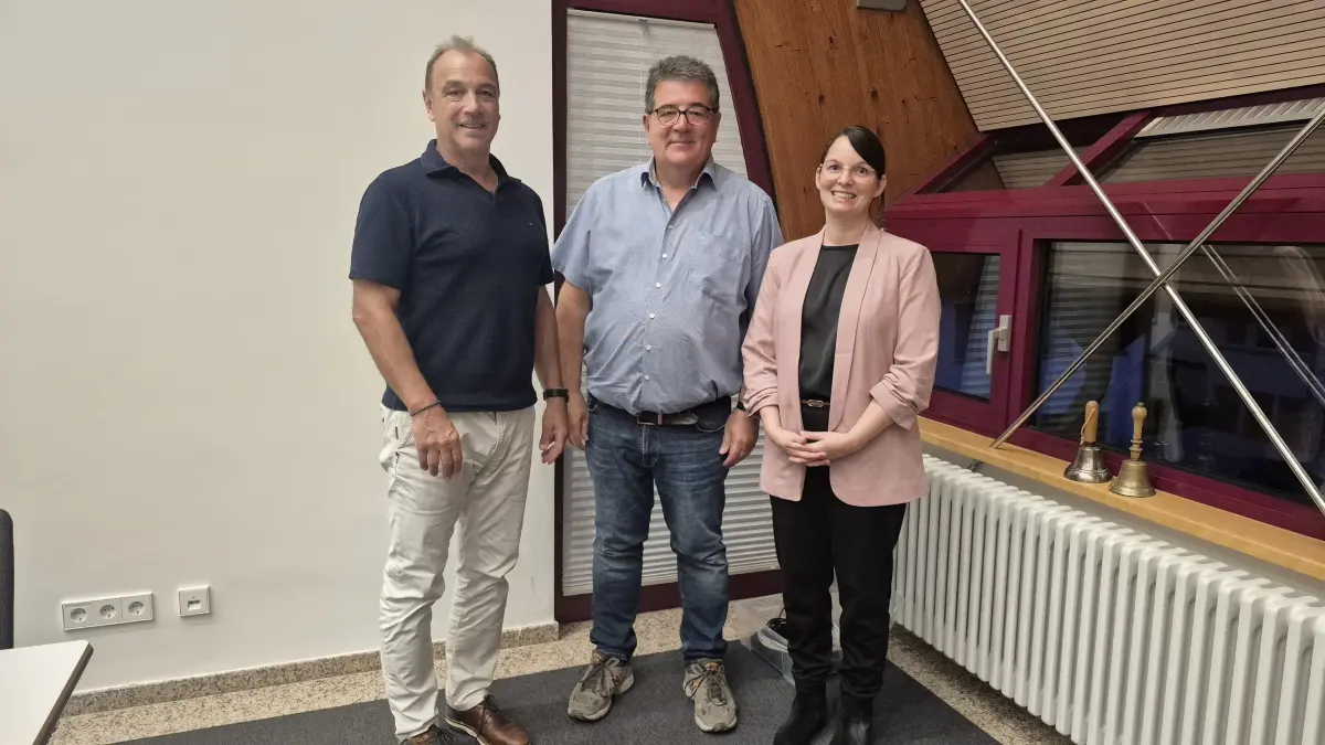 Ebhausens Bürgermeister Volker Schuler (links) heißt Bernd Krebs als neuen Ortsvorsteher von Ebershardt willkommen. Zu seiner Stellvertreterin wurde Sabrina Pfetzer gewählt.