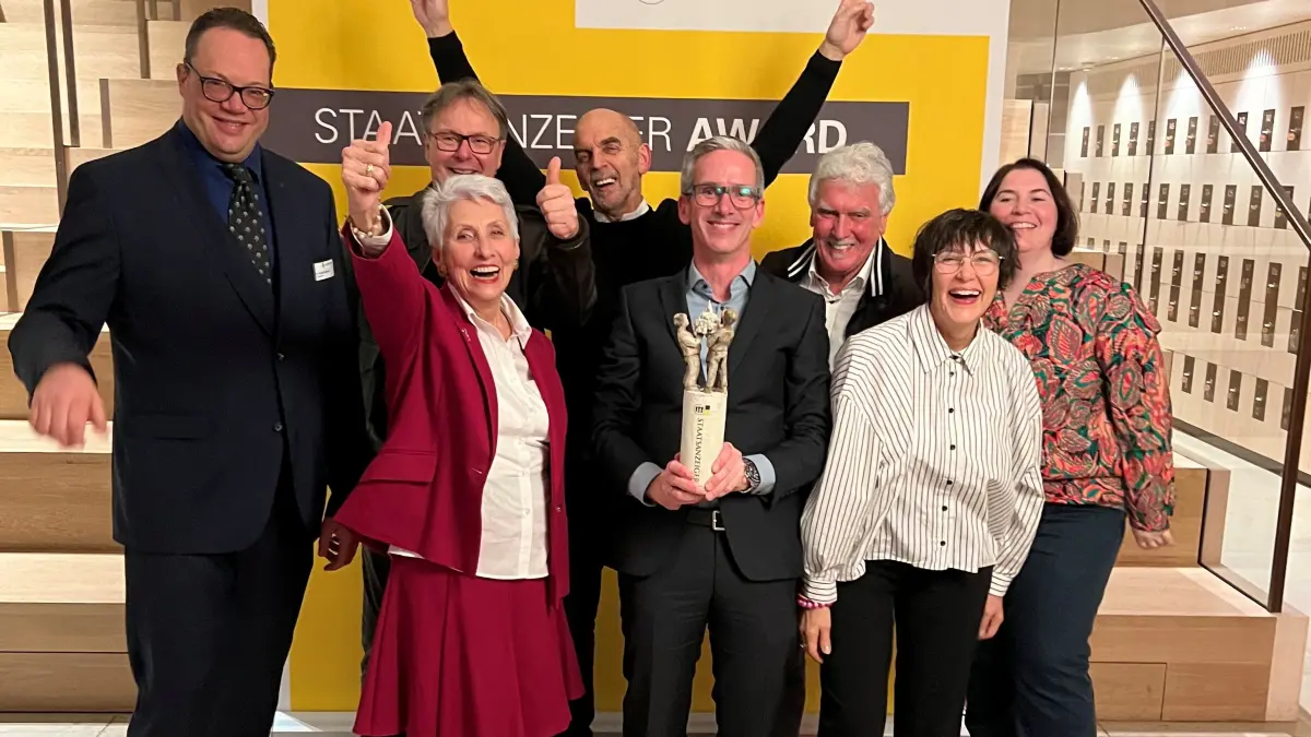 Große Freude herrschte bei den Sulzer Vertretern, im februar 2024 als am Donnerstagabend im alten Schloss in Stuttgart der erste Preis des „Staatsanzeiger-Awards“ in der Kategorie Bürgerbeteiligung an Sulz ging. Von links: „Staatsanzeiger“-Chefredakteur Rafael Binkowski, Hans-Ulrich Händel, Barbara Hägele, Gerold Knispel, Bürgermeister Jens Keucher, Helmut Pfister, Birgit Stiehle und Sabrina Glöckler. Privatbild: Vorsicht: Dieses Foto ist möglicherweise nur für den einstigen Verlag Schwäbisches Tagblatt verwendbar. "Staatsanzeiger-Award", Kategorie Bürgerbeteiligung