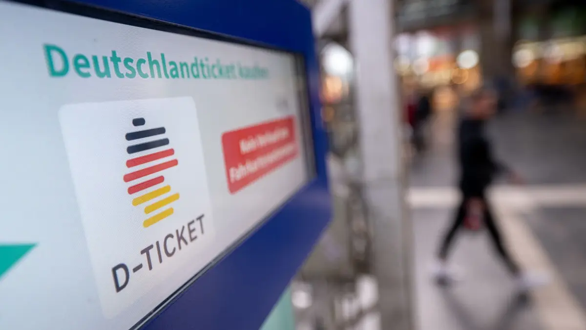 Deutschlandticket: Ein Hinweis für das Deutschlandticket steht auf einem Fahrkartenautomaten. In Mecklenburg-Vorpommern bekommen Azubis und Senioren vom Land einen noch einen Rabatt von monatlich 20 Euro. (zu dpa: «Steuerverschwendung? Sieben Fälle aus MV im Schwarzbuch»)