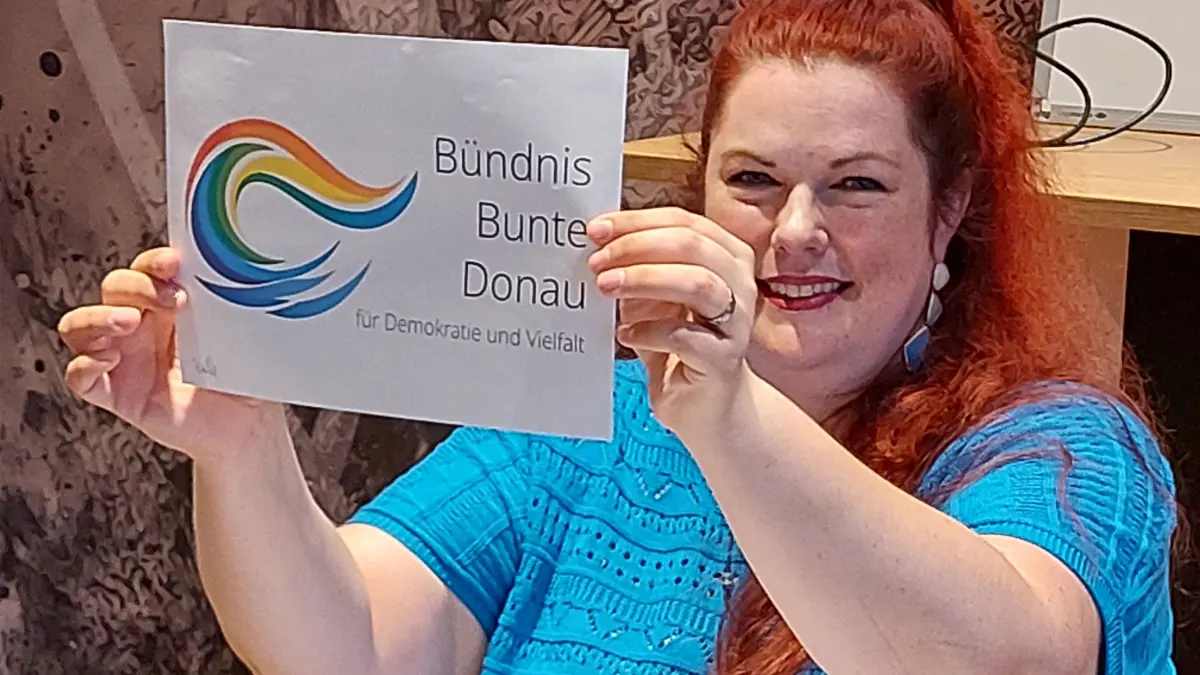 Heike Algie ist beim Bündnis engagiert. Sie zeigt das eigens kreierte Logo.