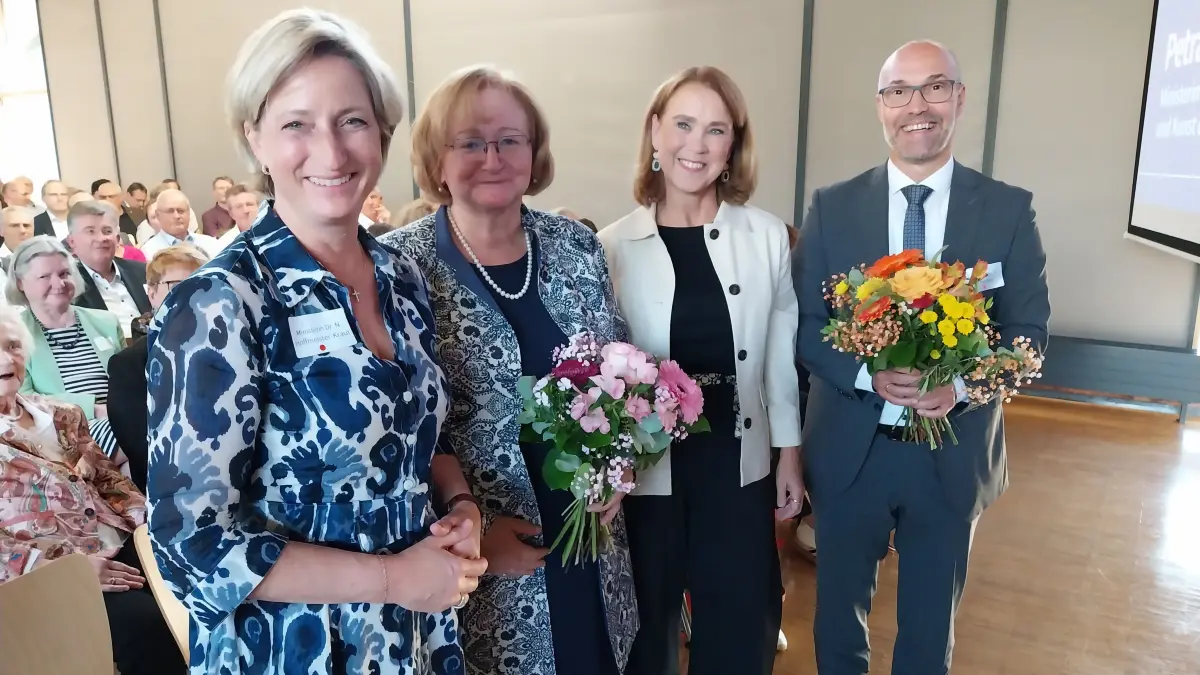 Zwei Ministerinnen ließen sich die feierliche Amtsübergabe der Rektorenstelle an der Hochschule Albstadt-Sigmaringen nicht entgehen: Nicole Hoffmeister-Kraut, Landeswirtschaftsministerin (links) und Petra Olschowski, Landesministerin für Wissenschaft, Forschung und Kunst (Zweite von rechts) würdigten die scheidende Rektorin Dr. Ingeborg Mühldorfer und wünschten ihrem Nachfolger Prof. Dr. Stephan Schenkel alles Gute für die Zukunft.