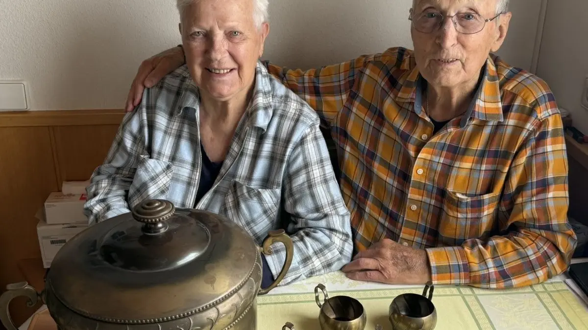 Helga und Josef Fleig mit dem historischen Messing-Bowle-Service - es schlummerte Jahrzehnte lang auf ihrem Dachboden.