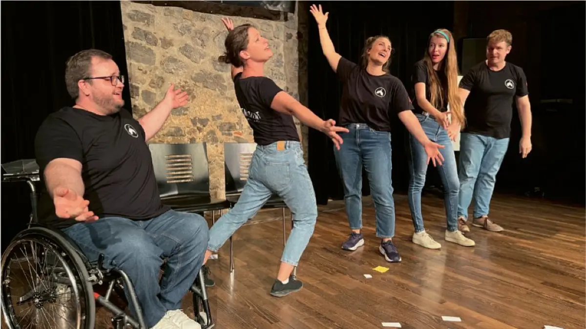 Die Improvisationstheatergruppe „Improtent“ entwickelt Geschichten, Szenen und Lieder aus dem Moment.