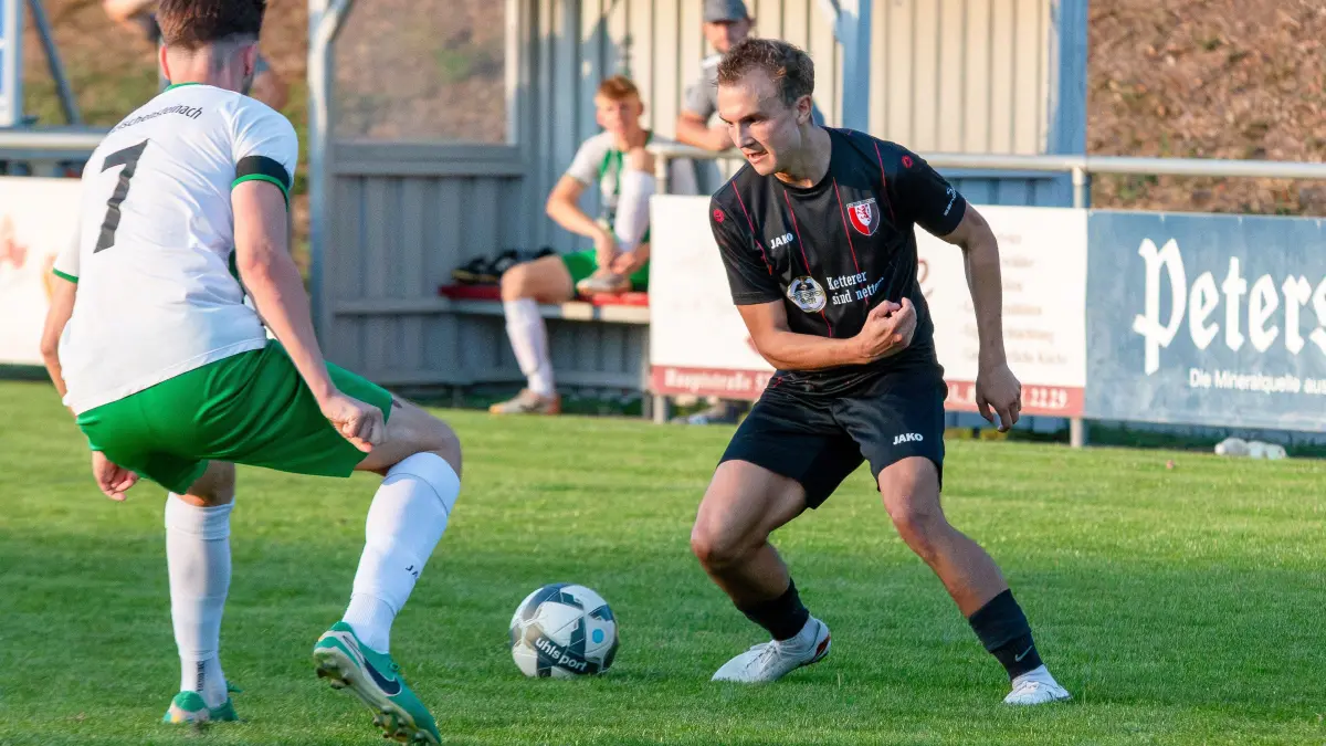 Robin Schmidt (rechts) steht mit dem SV Steinach vor einer kniffloigen Aufgabe.