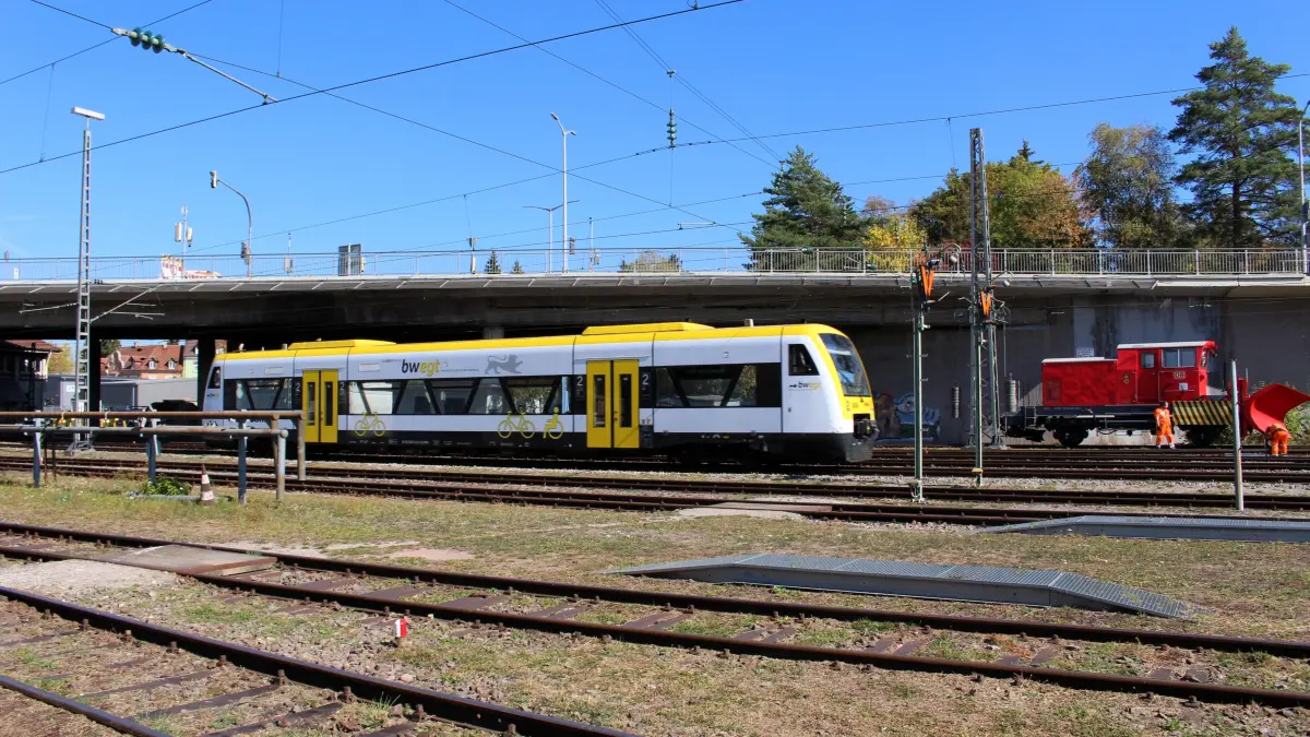Unter der abbruchreifen Bertholdstraßenbrücke führen die Gleise der Schwarzwaldbahn und der Bahnstrecken Richtung Rottweil und Freiburg durch. Die Bahn hat schon ein Zeitfenster für den Abbruch reserviert.