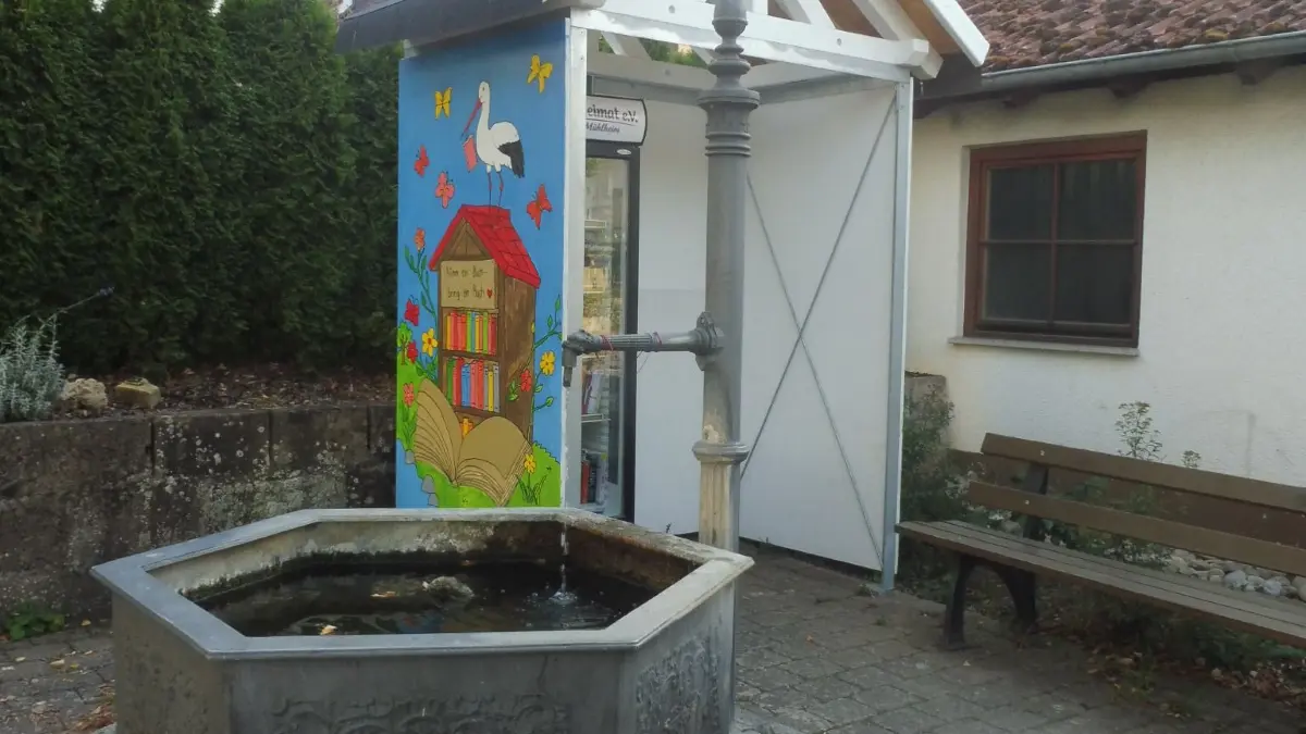 In direkter Nähe des Brunnens steht das Häuschen mit dem Bücher-Kühlschrank.
