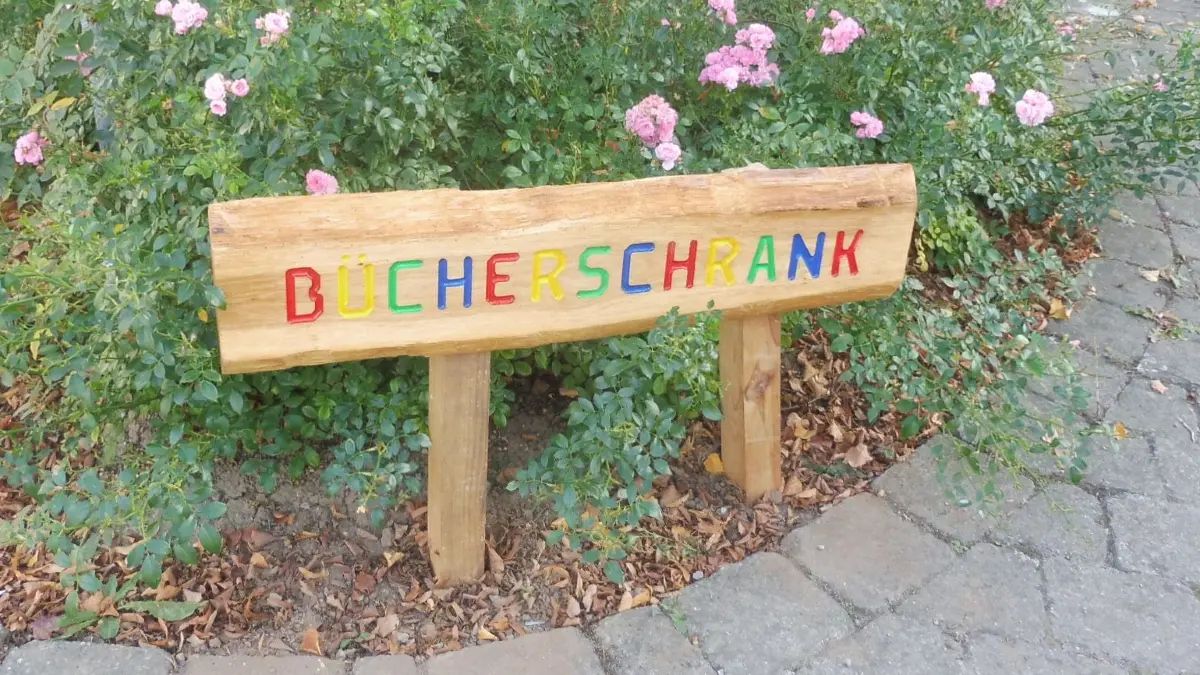 Ein kunstvoller Hinweis: „Bücherschrank“