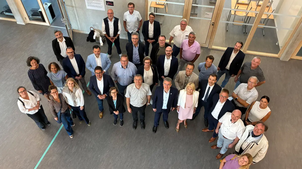 Die Delegation des Ortenaukreises bei der Besichtigung des neuen Collège Agnès Acker im Straßburger Stadtteil Neuhof