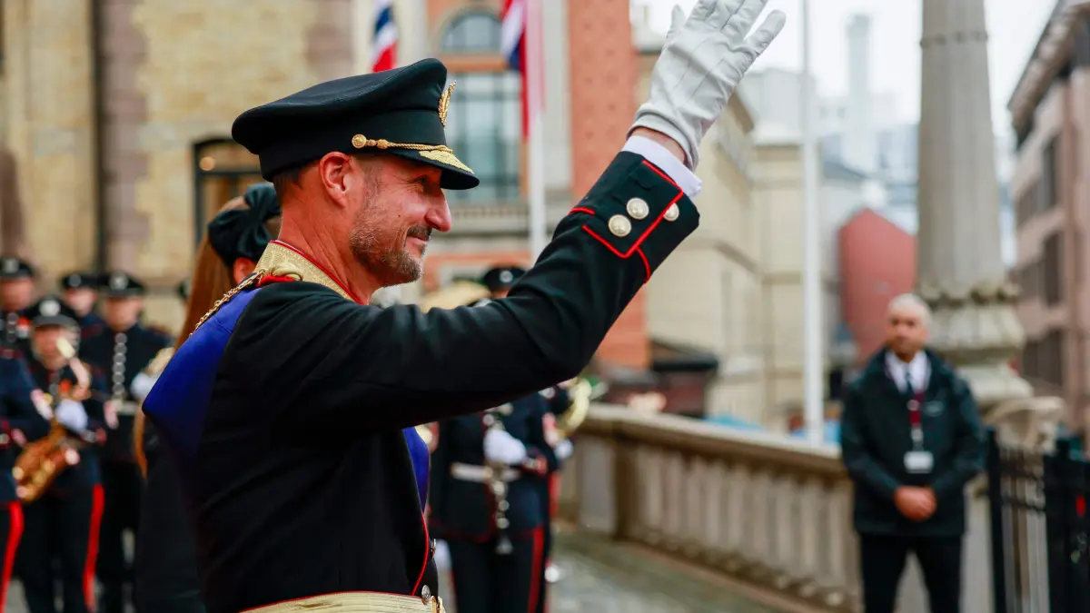 Grand opening of the Storting: King Haakon VIII of Norway waves as walks out after attending the ceremonial opening of the 171st Storting (Norway's parliament) in Oslo, on October 2, 2026. (Photo by Jonas Been Henriksen / POOL / AFP) / Norway OUT
