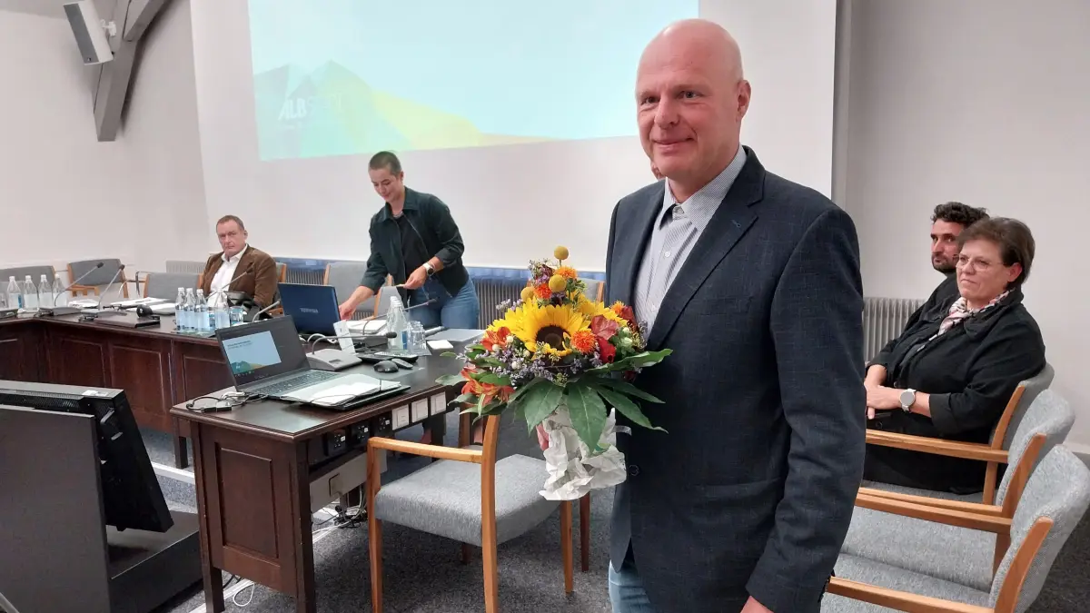 Zum Abschied gab es Präsente und Blumen: Markus Ringle ist in der jüngsten Albstädter Gemeinderatssitzung aus dem Gremium verabschiedet worden.