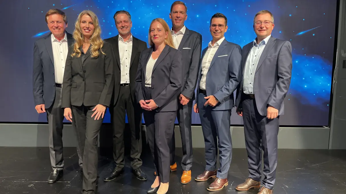 Die Astrophysiker Ulrich Walter und Mariana Wagner, S-Kap-Geschäftsführer Florentin Walker, Kerstin Gatzlaff, Sven Eisele (Vorstandsvorsitzender der Sparkasse Pforzheim Calw), die Vorstandsmitglieder Vincenzo Giuliano und Georg Stickel (von links) feiern 25 Jahre S-Kap.