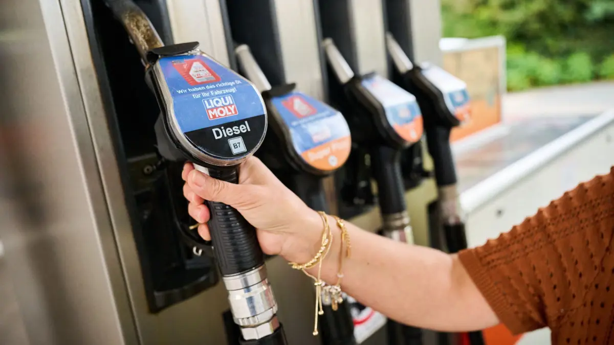 Tankrabatt tritt in Kraft: Ein Auto wird an einer Tankstelle getankt. Vom 1. Oktober bis Ende Dezember 2026 wird die Energiesteuer auf Benzin und Diesel um rund 14 Cent je Liter gesenkt. Mit Mehrwertsteuer ergibt sich nach Angaben der Bundesregierung eine Entlastung von bis zu 17 Cent pro Liter. (zu dpa: «Spritpreise legen nach Tankrabatt-Start wieder leicht zu»)