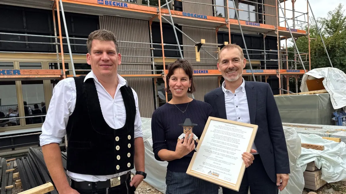 Beim Richtfest der Evangelischen Kita Haagen (von links): Raphael Villinger (Holzbau Amann), Tanja Säger, Projektleiterin Hochbau der Stadt Lörrach und Oberbürgermeister Jörg Lutz