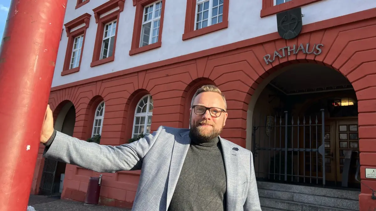Der Triberger Bürgermeister Sven Ketterer vor seinem Rathaus. Er erzählt davon, warum für ihn die Digitalisierung eine wichtige Säule ist und was das für die Bürger der Wasserfallstadt vereinfacht.