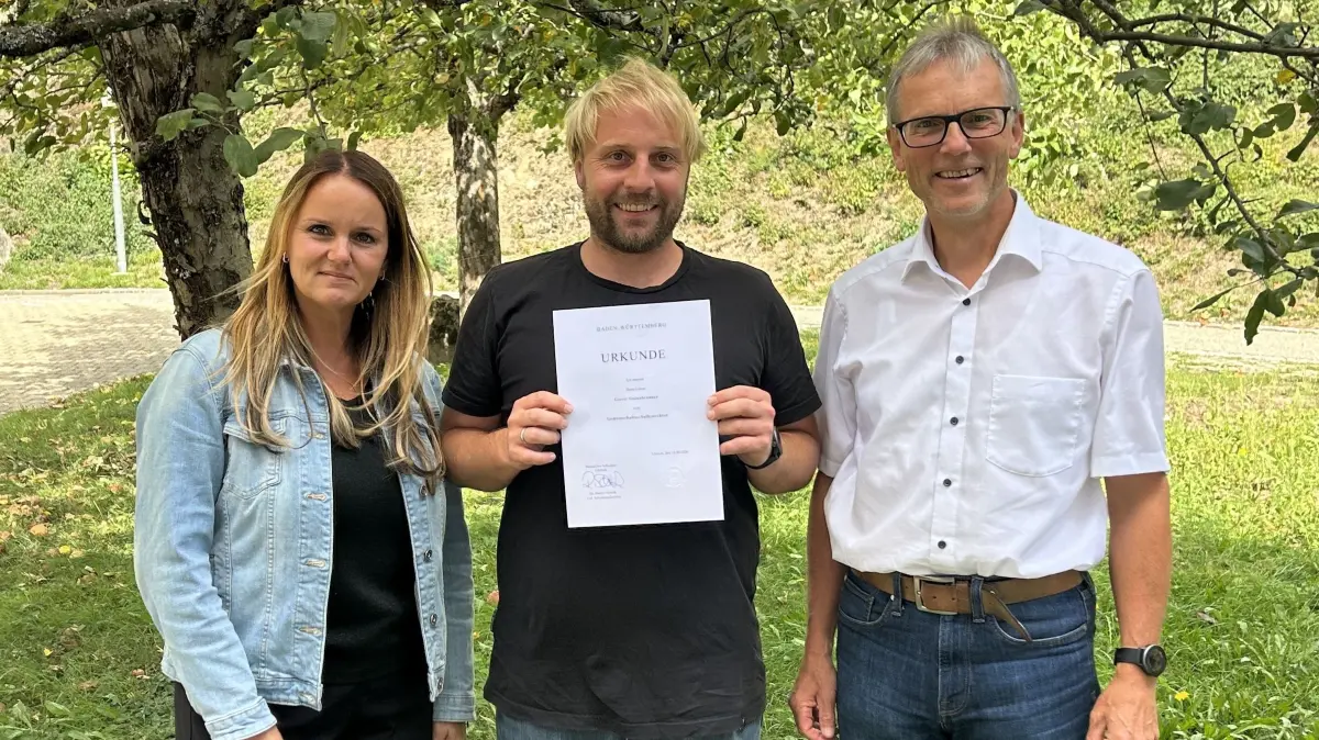 Rektorin Marén Födisch-Kuhn (von links) mit ihrem neuen Konrektor Gerrit Steinebrunner. Die Ernennungsurkunde überreichte Norbert Asal von der Schulaufsicht.
