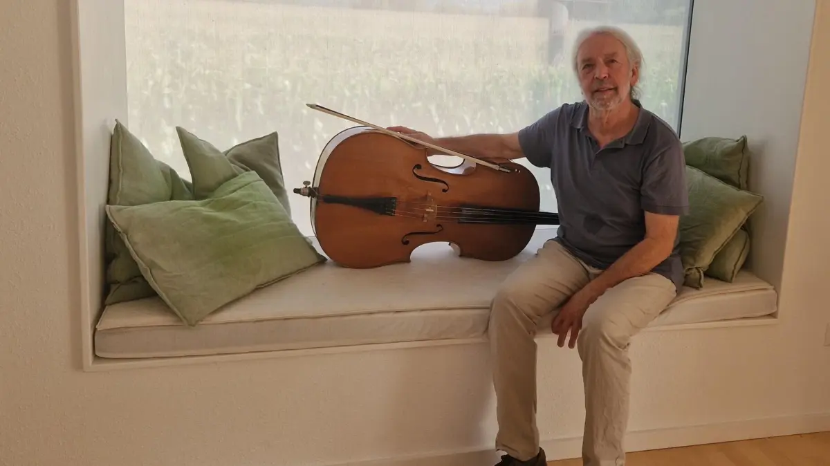 Thomas Himmler spielt auf seinem Cello in der Kulturscheune Rabe.