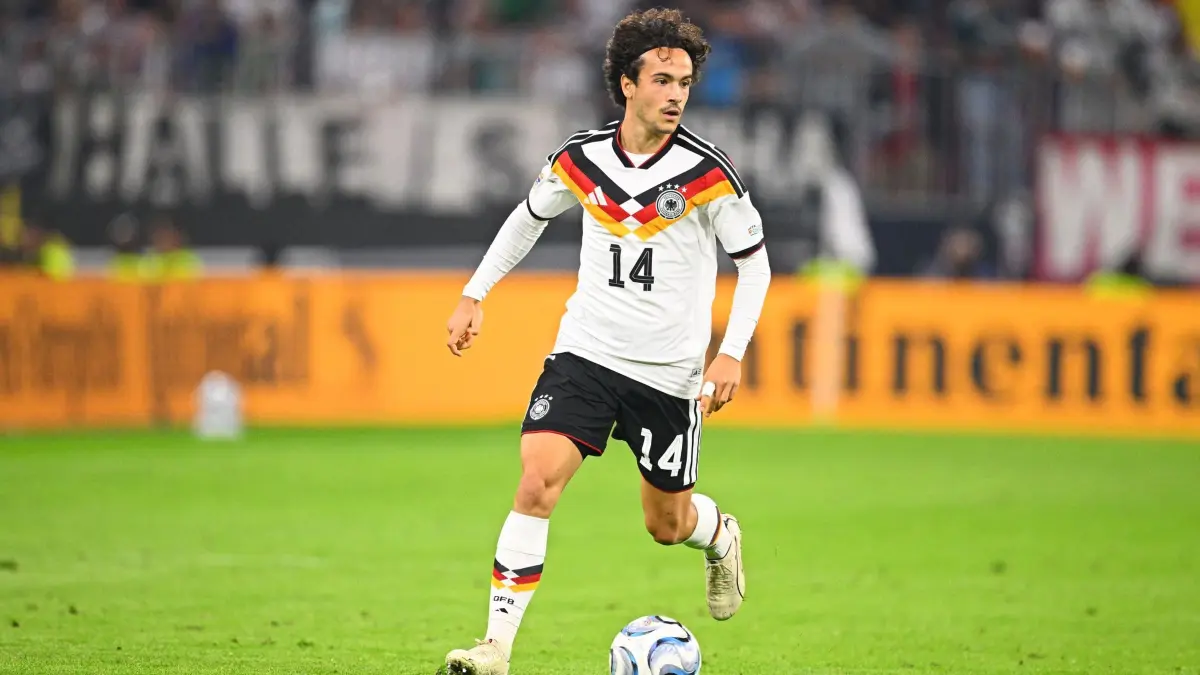 Deutschland - Serbien: Fußball, Nationalmannschaft, Männer, Nations League A, Gruppe 2, Spieltag 3, Allianz Arena, Mika Baur (Deutschland) am Ball. (zu dpa: «1000. DFB-Spieler: Baurs Glücksgefühle für die Ewigkeit»)