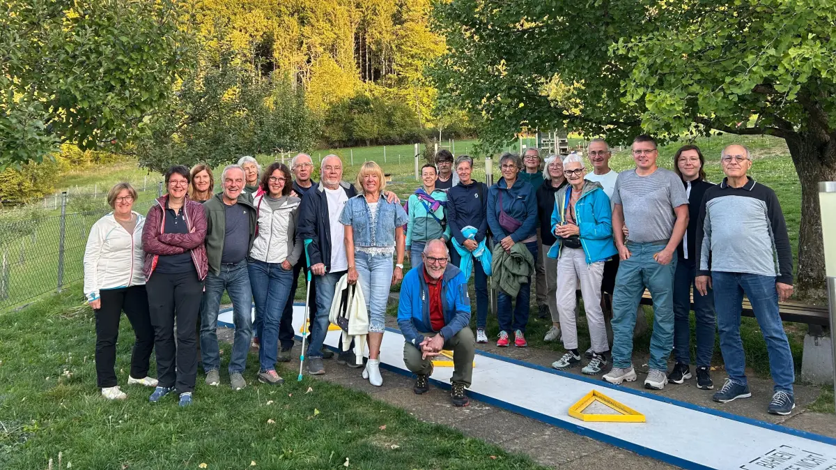 Gute Stimmung unter den Hausener Wänden beim Abendessen im „Felsengarten“