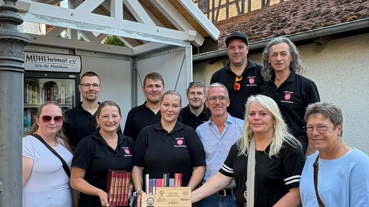 Bei der Einweihung des öffentlichen Bücherschranks in Mühlheim war auch der Sulzer Bürgermeister Jens Keucher dabei.