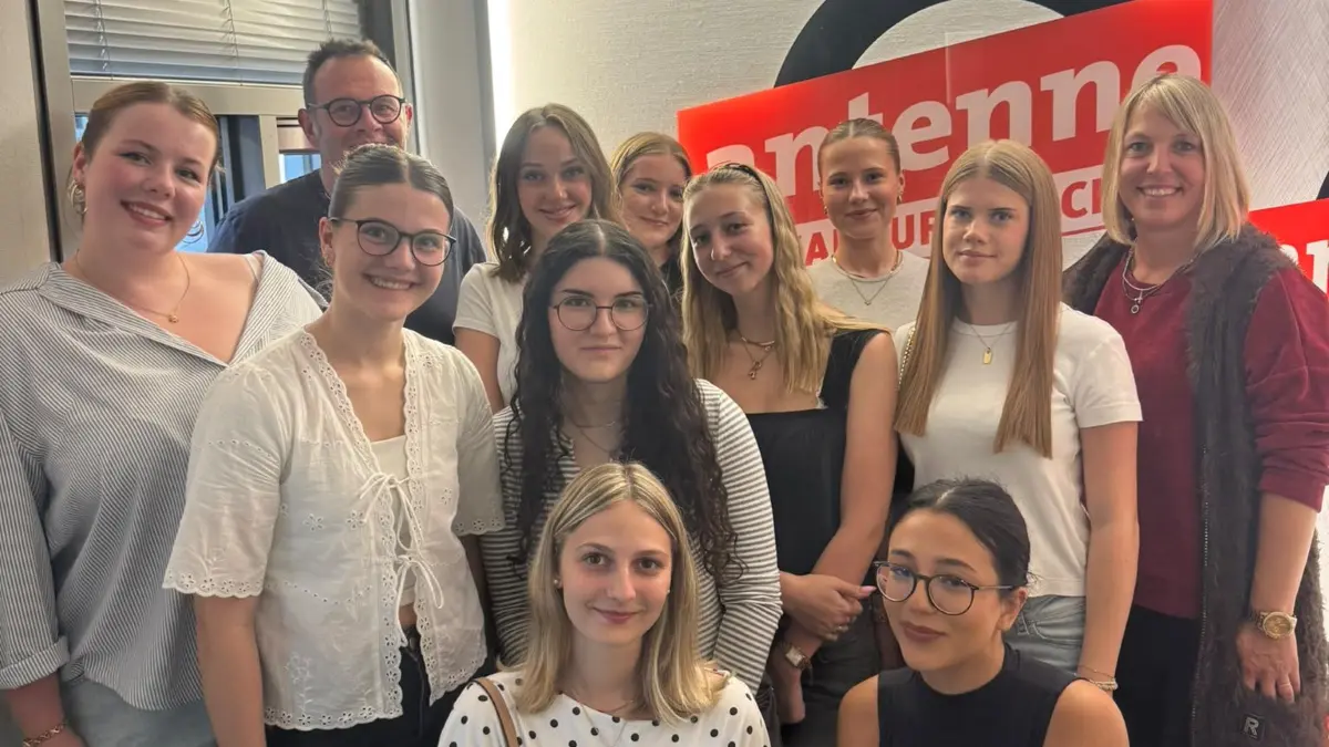 Die Schülerinnen des TG standen bei Antenne 1 am Mikrofon